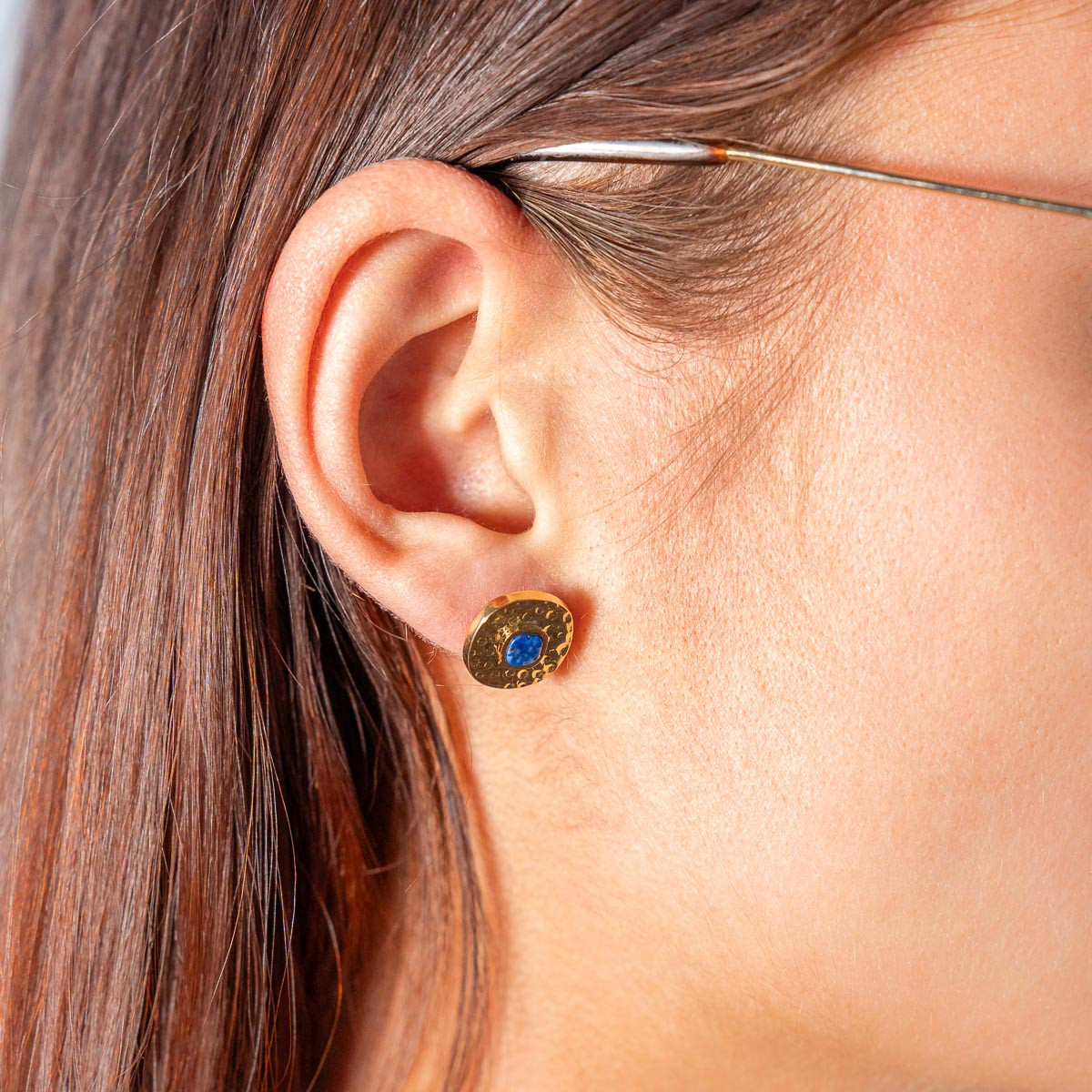 Boucles d'oreilles acier doré lapis lazuli - vue porté 1