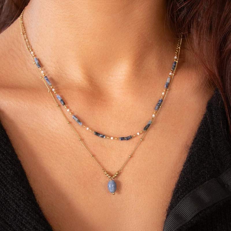 Collier acier doré 2 rangs aventurines bleues 47 cm - vue porté 1