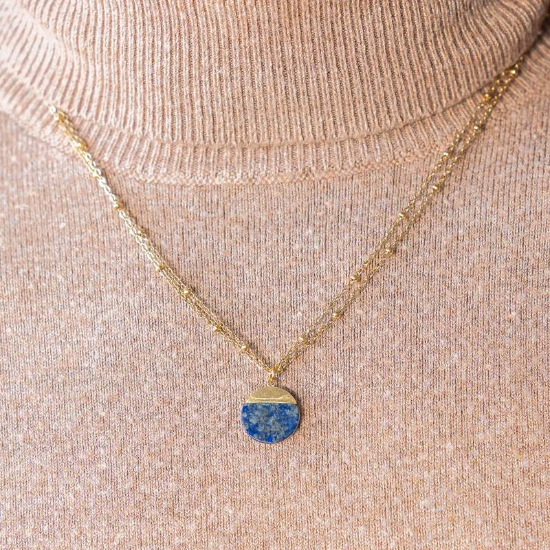 Collier acier doré 2 rangs lapis lazuli 47 cm - vue porté 2