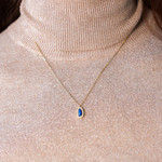 Collier acier doré lapis lazuli et zirconias 45 cm - vue porté 1