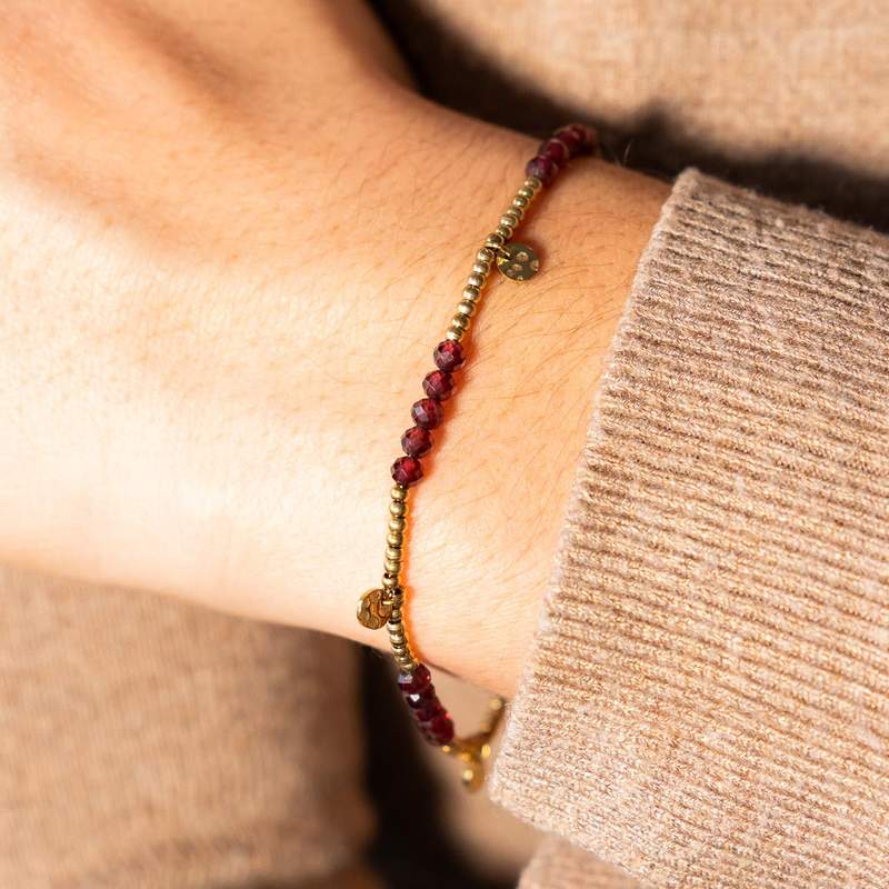 Bracelet acier doré grenats 20 cm - vue porté 1