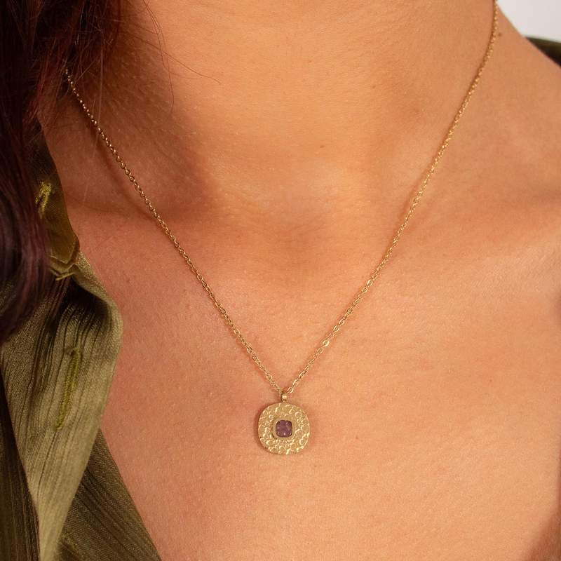 Collier acier doré améthyste 45 cm - vue porté 1