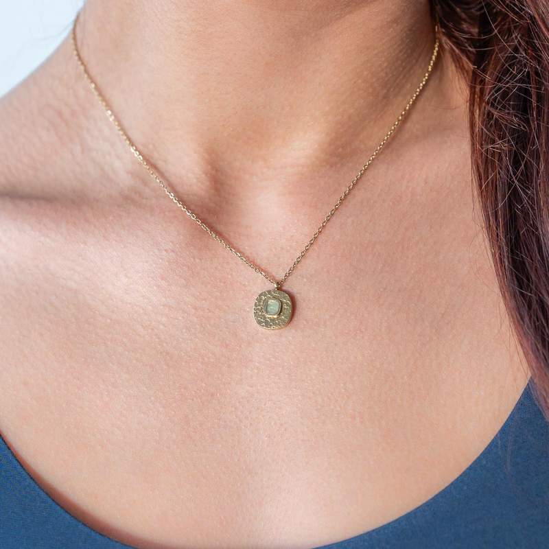 Collier acier doré aventurine 45 cm - vue porté 1