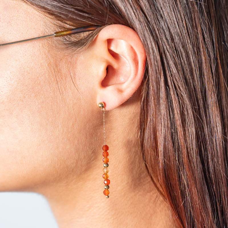 Boucles d'oreilles acier doré agates oranges - vue porté 1