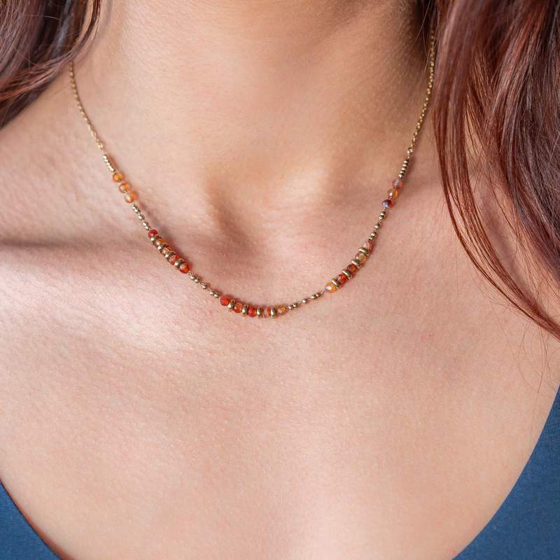 Collier acier doré aventurines oranges 45 cm - vue porté 1