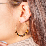 Créoles acier doré pierres oeil de tigre - vue porté 1