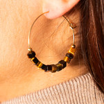 Créoles acier doré pierres oeil de tigre - vue porté 2