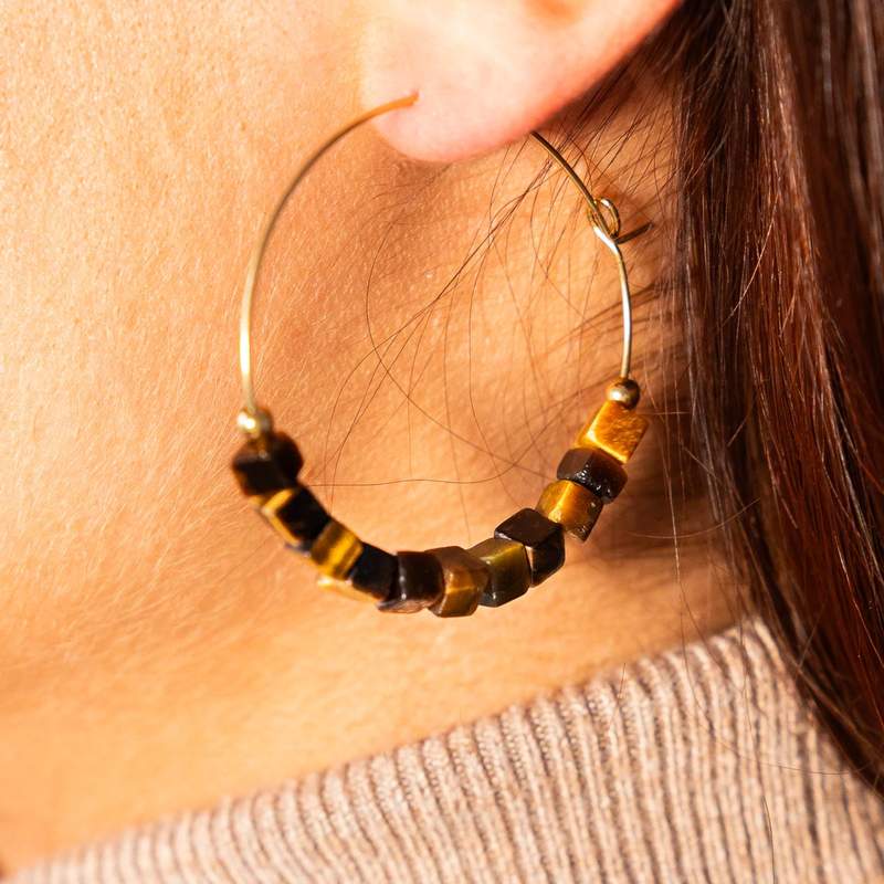 Créoles acier doré pierres oeil de tigre - vue porté 2