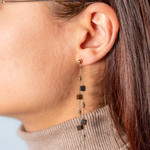 Verguld stalen oorbellen met tijgeroog stenen - bekijk gedragen 1