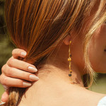 Verguld stalen oorbellen met tijgeroog stenen - bekijk gedragen 3