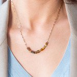 Collier acier doré pierres oeil de tigre 48 cm - vue porté 1