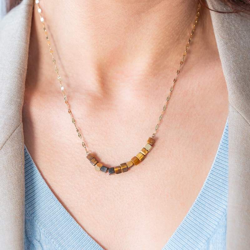 Collier acier doré pierres oeil de tigre 48 cm - vue porté 1