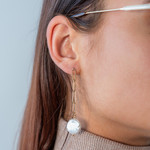 Boucles d'oreilles acier doré pendantes 2 perles d'eau douce - vue porté 1