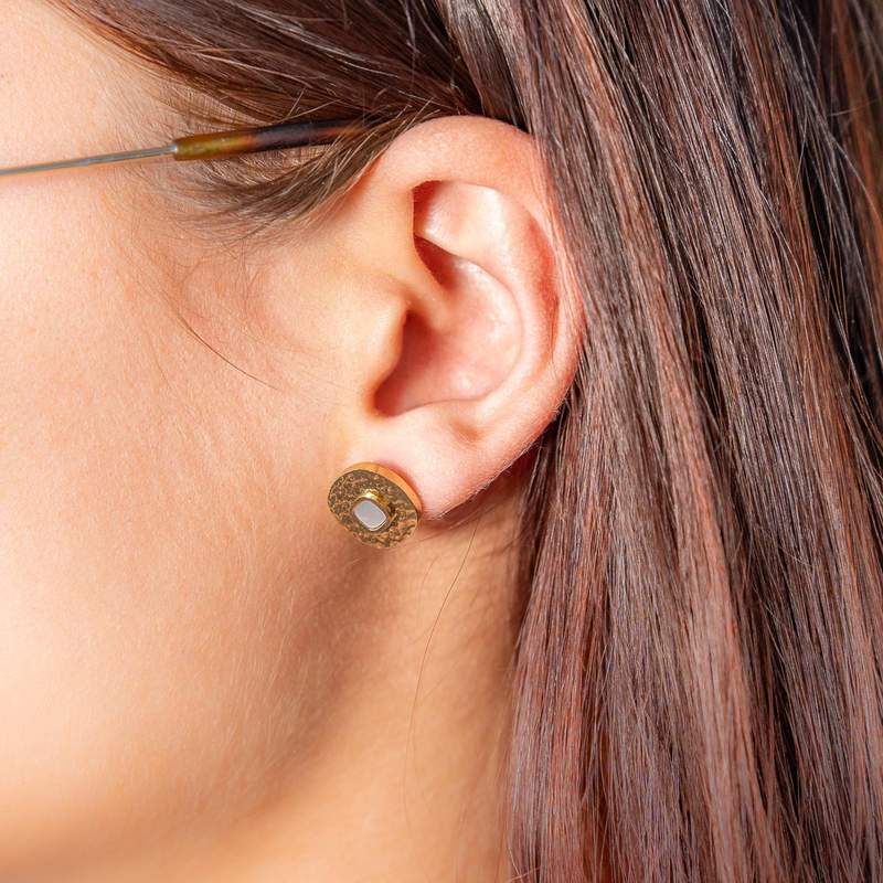 Boucles d'oreilles acier doré nacres - vue porté 1