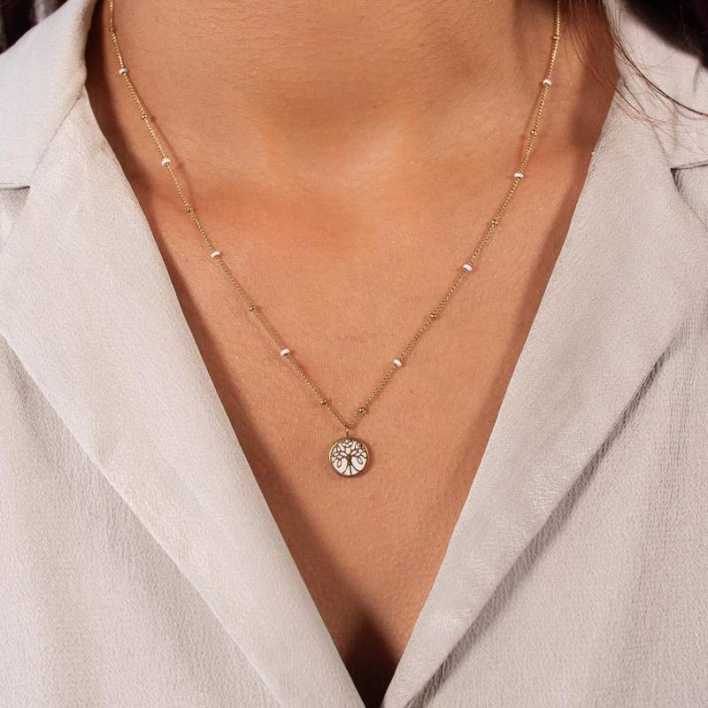 Collier acier doré arbre de vie laque blanche 46 cm - vue porté 1