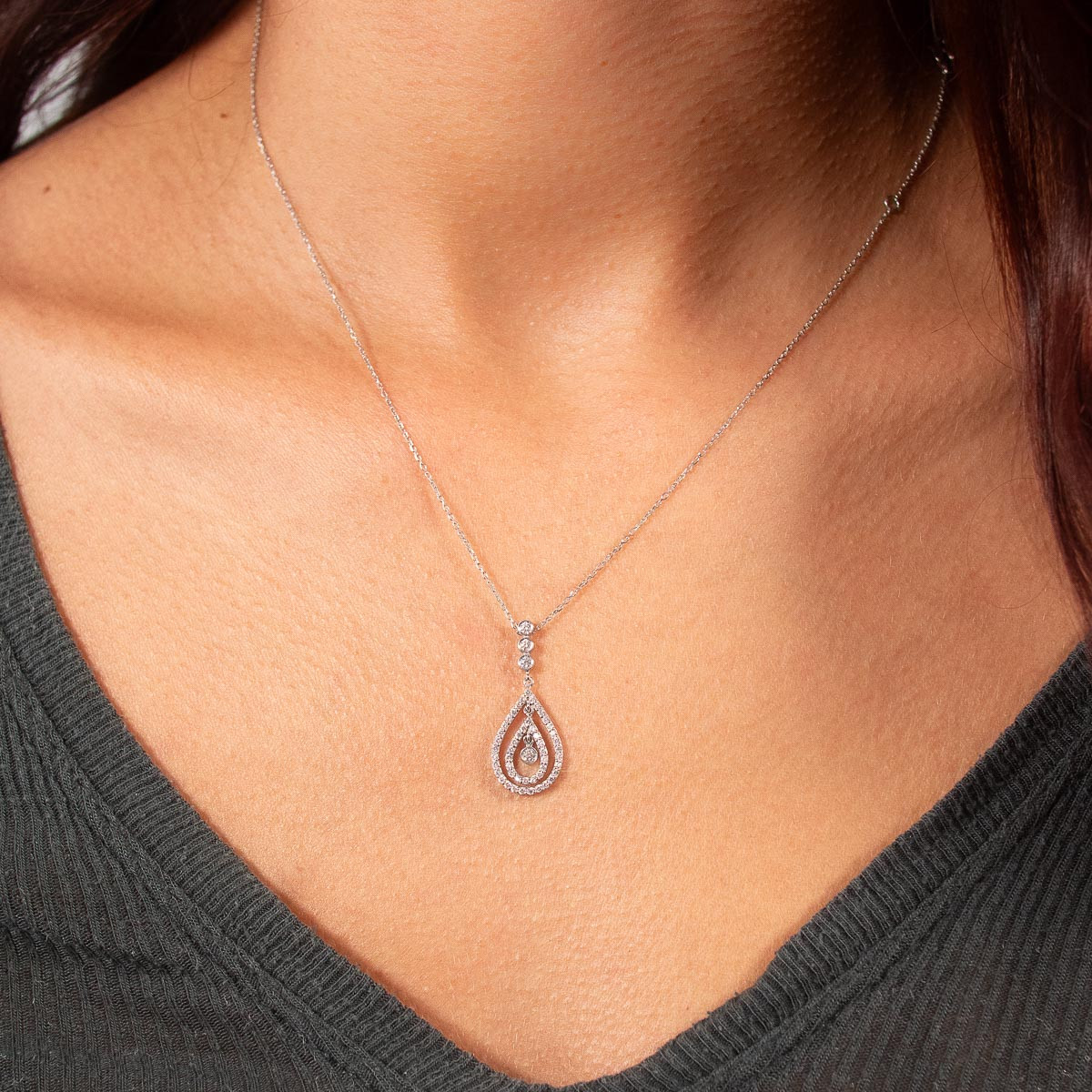 Collier or 375 blanc zirconias 44,5 cm - vue porté 1
