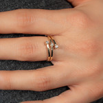 Bague or 375 jaune 3 zirconias - vue porté 1