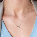 Collier or 375 jaune coeur zirconia 45 cm - vue porté 1