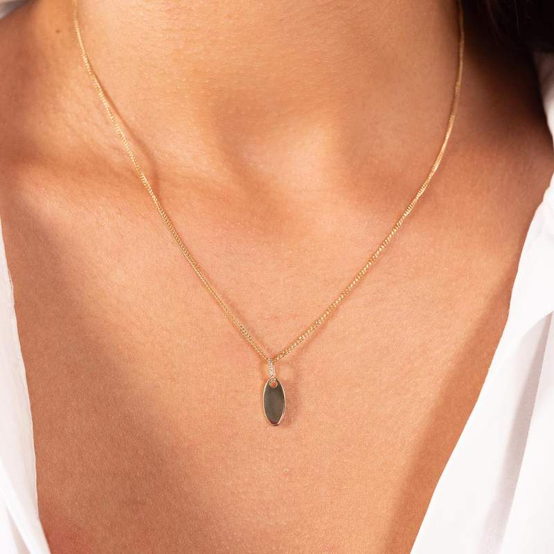 Pendentif or 375 jaune plaque zirconias. - vue porté 1