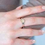 Chevalière or 375 jaune arbre de vie - view worn 1