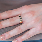 Bague or 375 jaune résine noire et zirconias - vue porté 1