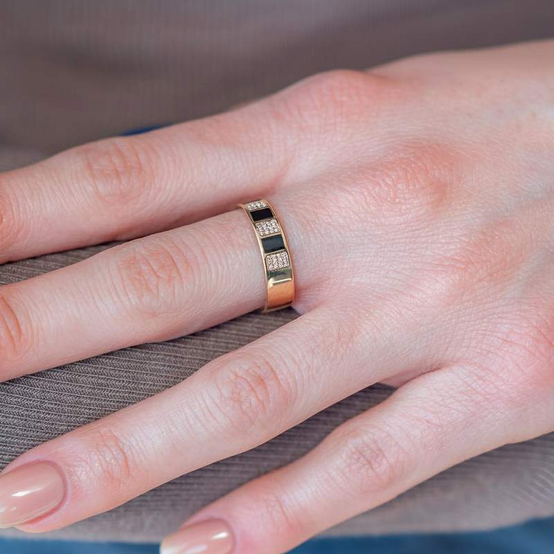 Bague or 375 jaune résine noire et zirconias - vue porté 1