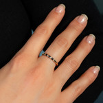 Bague or 375 jaune résine noire et zirconias. - vue porté 1