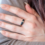 Bague or 375 jaune résine noire et zirconias - vue porté 1