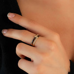 Bague or 375 jaune résine noire et zirconias - vue porté 1