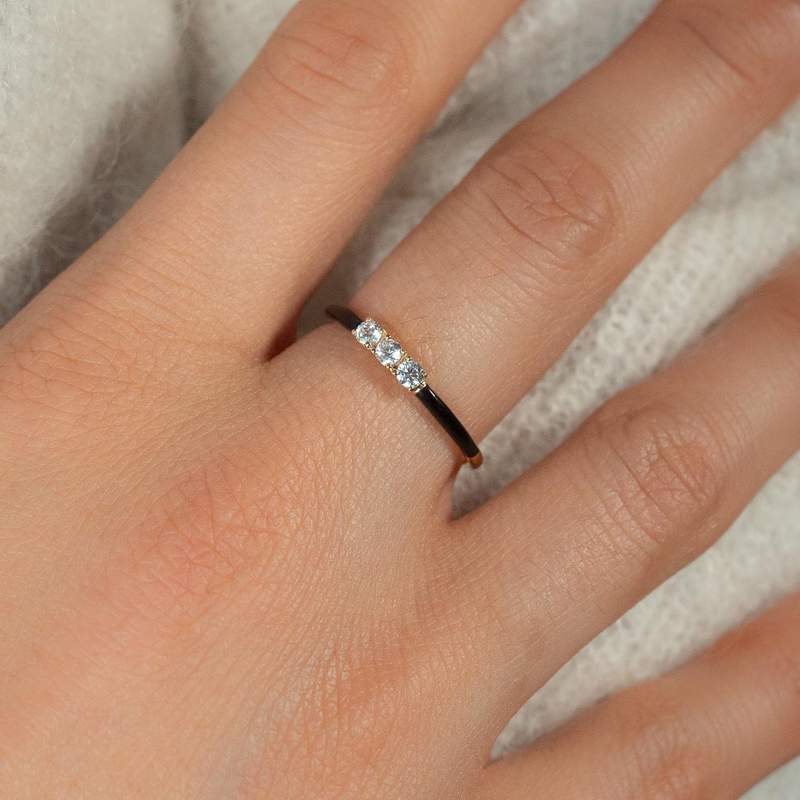 Bague or 375 jaune résine noire et 3 zirconias - vue porté 1