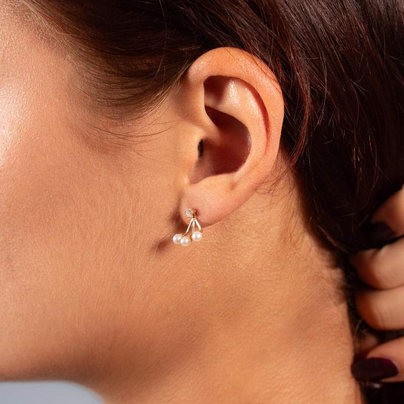 Boucles d'oreilles or 375 jaune sous lobes 6 perles de culture et 2 zirconias. - vue porté 1