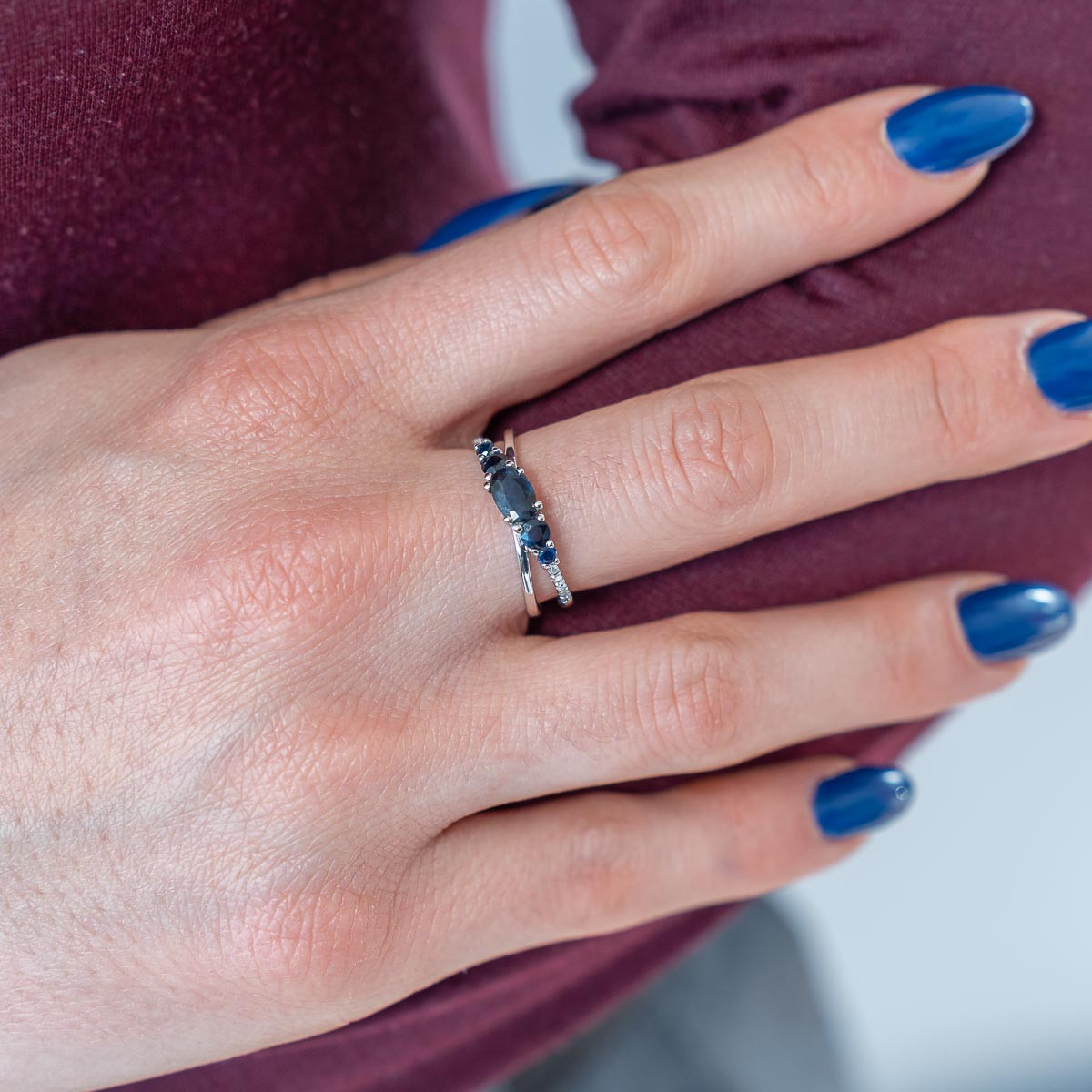 Bague or 375 blanc 5 saphirs et diamants - vue porté 1