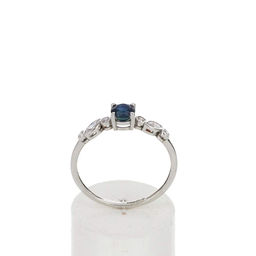 Ring van 375 witgoud met saffier en zirkonia's - afbeelding 1