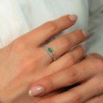 Bague or 375 blanc émeraude et diamants - vue porté 1