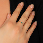 Bague or 375 jaune émeraude et diamants - vue porté 1