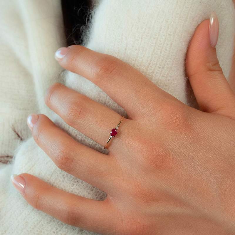 Bague or 375 jaune rubis et diamants - vue porté 1