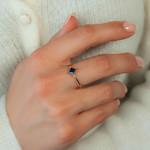 Bague or 375 jaune saphir et diamants - vue porté 1