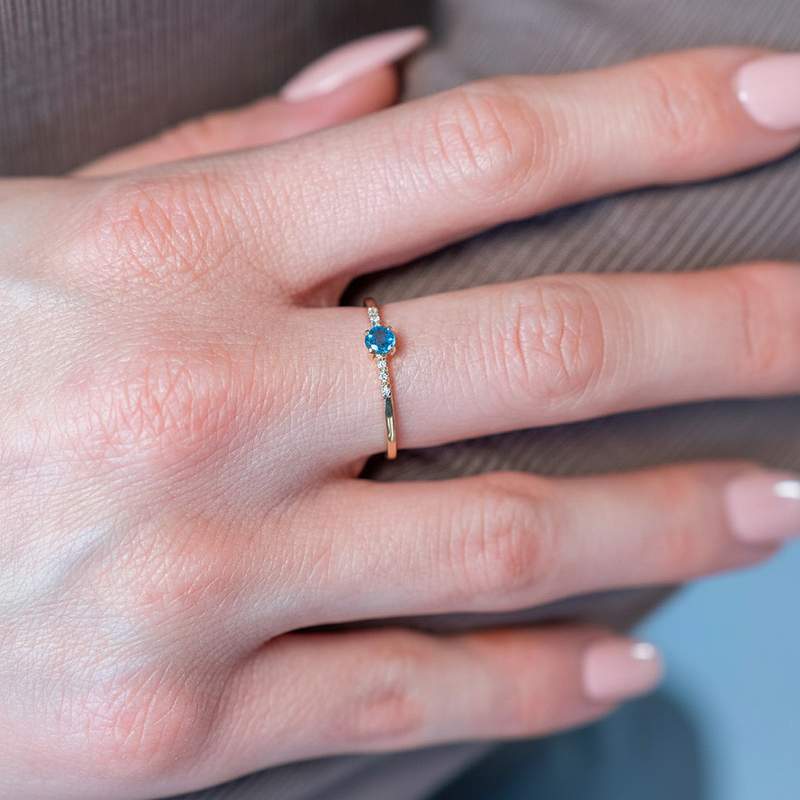 Bague or 375 jaune saphir et diamants - vue porté 1