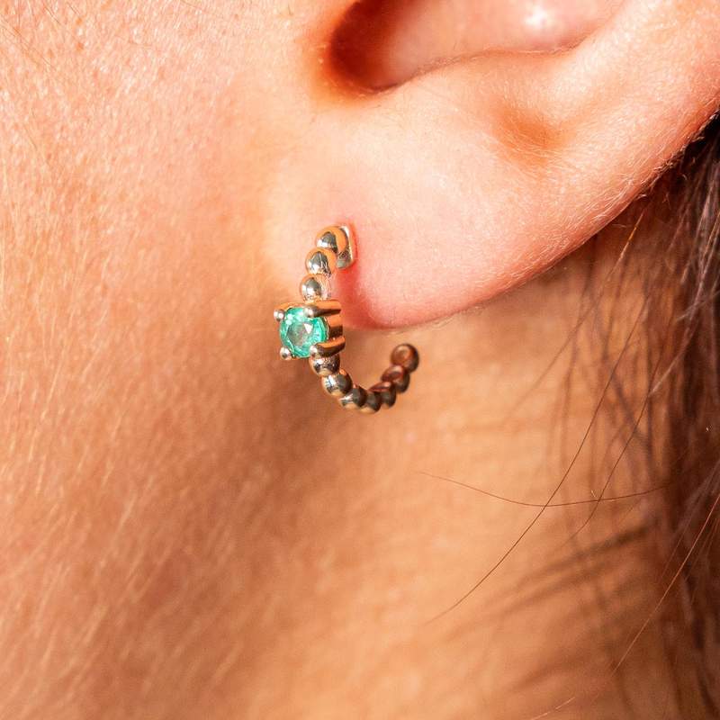 Boucles d'oreilles or 375 jaune émeraudes - vue porté 2