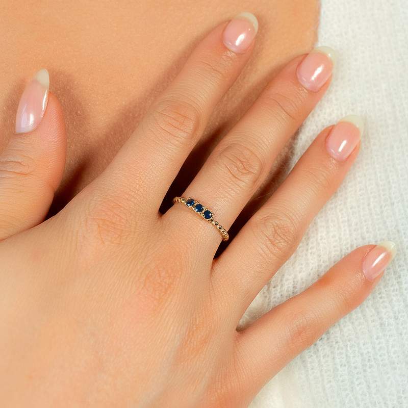 Bague or 375 jaune saphirs - vue porté 1