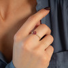Bague or 375 jaune fleur rubis - vue Vporté 1