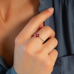 Bague or 375 jaune fleur rubis - vue porté 1