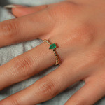 Bague or 375 jaune émeraude - vue porté 1