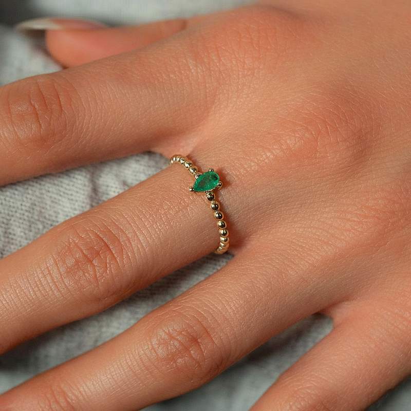 Bague or 375 jaune émeraude - vue porté 1