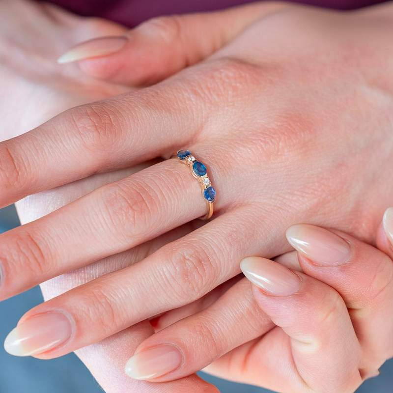 Bague or 375 jaune saphirs et zirconias - vue porté 1
