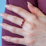 Bague or 375 jaune rubis zirconias - vue porté 1