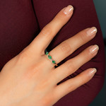 Bague or 375 jaune émeraudes et zirconias - vue porté 1