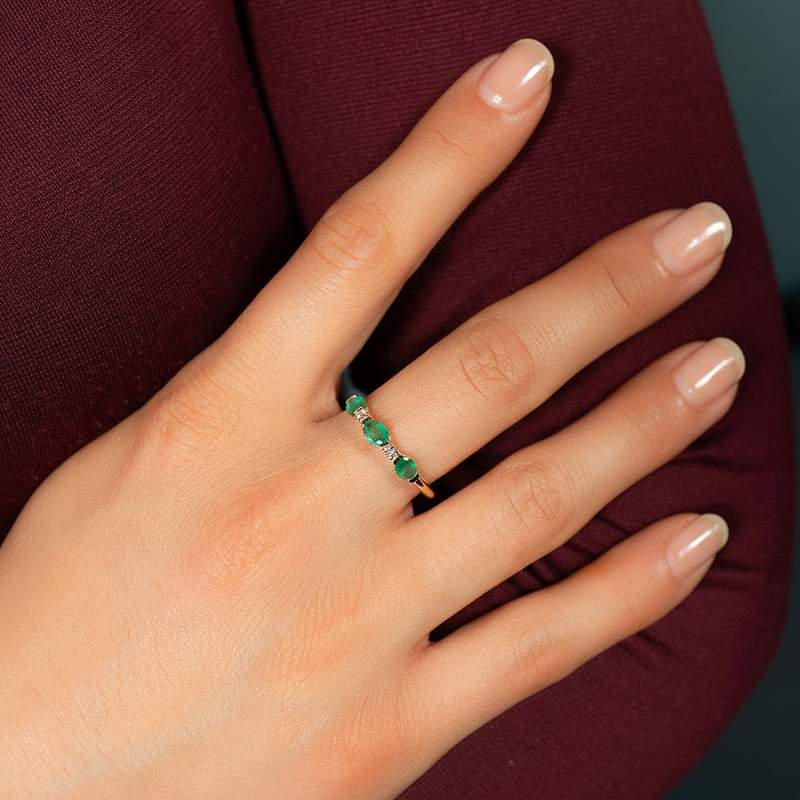 Bague or 375 jaune émeraudes et zirconias - vue porté 1