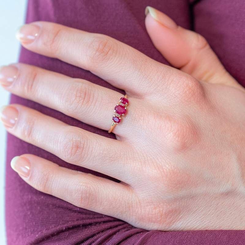 Bague or 375 jaune rubis et zirconias - vue porté 1