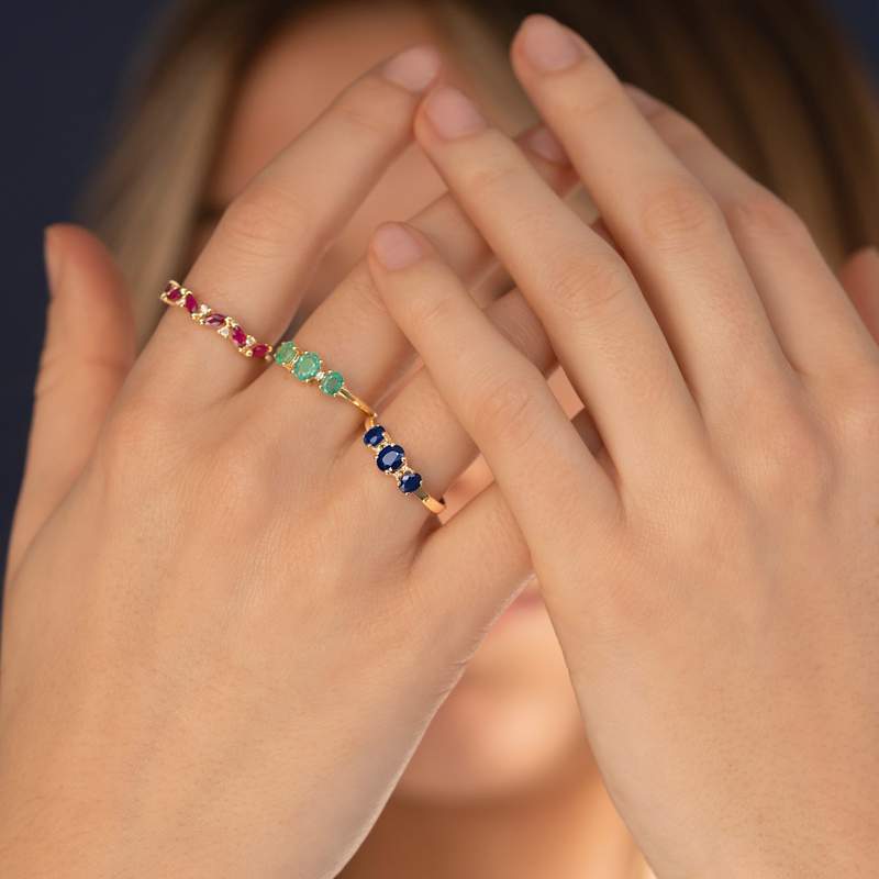 Bague or 375 jaune émeraudes et zirconias - vue porté 2